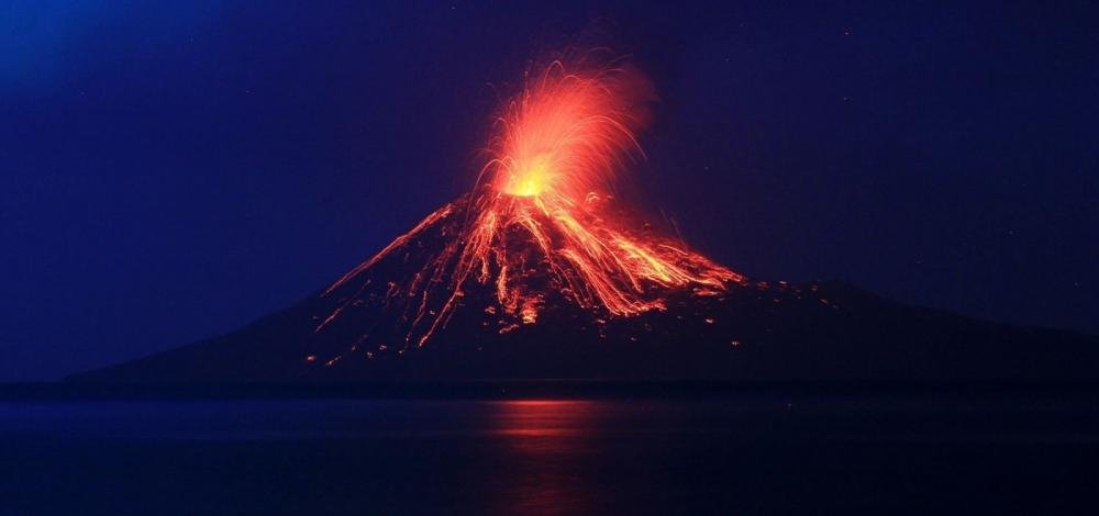Vulcão Krakatoa entra em erupção na Indonésia