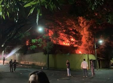 Incêndio de grandes proporções atinge condomínio no Horto Florestal 