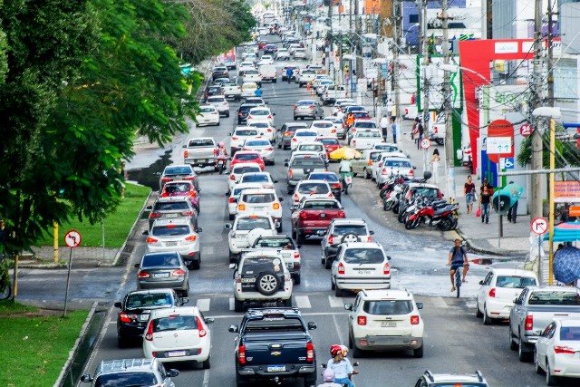 Motorista pode dirigir com CNH vencida durante pandemia; licenciamento deve estar em dia