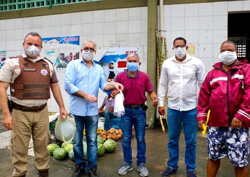 Zé Neto acompanha distribuição de máscaras e álcool gel, na Feira do Tomba, repassados pelo Estado com apoio do Município 