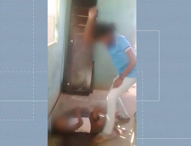 Mãe é filmada agredindo filha com gravetos em casa e avó denuncia caso à polícia