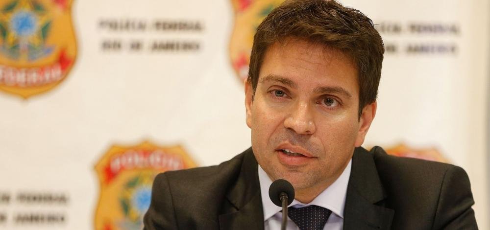 Ministro do STF suspende nomeação de Ramagem para a PF