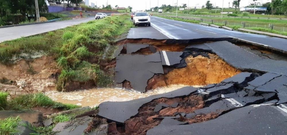 Trecho da BR-324 em Candeias é interditado após pista ceder