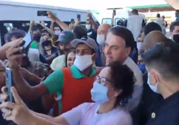 Bolsonaro volta a promover aglomeração após país ultrapassar 6 mil mortos por coronavírus