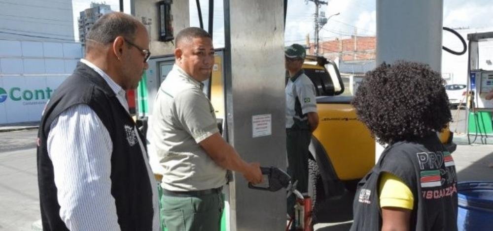 Seis postos de gasolina são notificados em Feira de Santana por aumento de preço