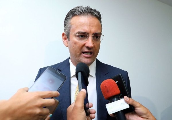 Novo diretor-geral da Polícia Federal tem posse relâmpago