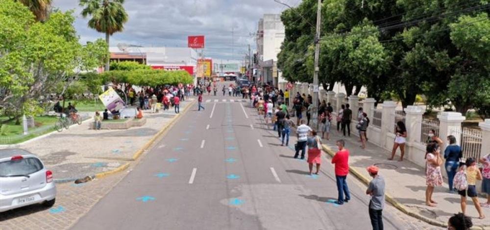 Sucesso na Bahia, ideia para manter distância social em filas de bancos surgiu em Petrolina