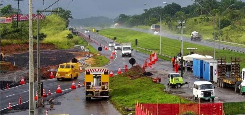 Após cratera em pista da BR-324 na região de Candeias, desvio provisório é liberado