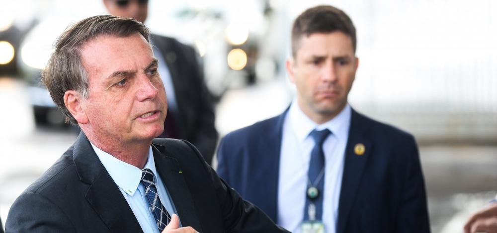 Bolsonaro bate boca com jornalista e nega interesse em troca na PF do RJ