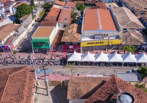 Prefeitura de Porto Seguro monta estrutura para cidadãos em fila da Caixa