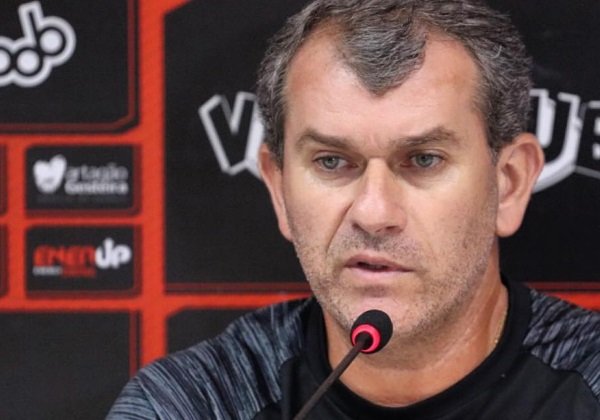 Após sete jogos, Tencati é demitido do Vitória