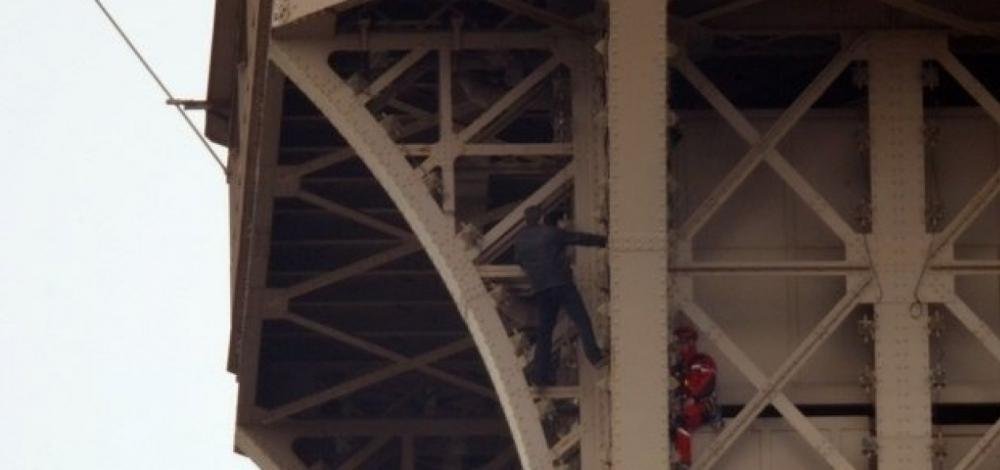 Torre Eiffel é fechada após homem escalar monumento