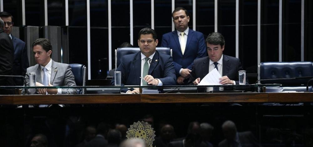 Senado aprova projeto que adia Enem; Flávio Bolsonaro foi contra