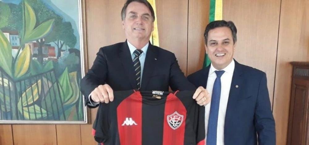 Deputado presenteia Bolsonaro com camisa do Vitória a pedido de empresário baiano
