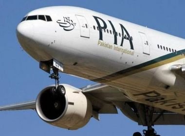 Avião com mais de 100 pessoas a bordo cai no Paquistão