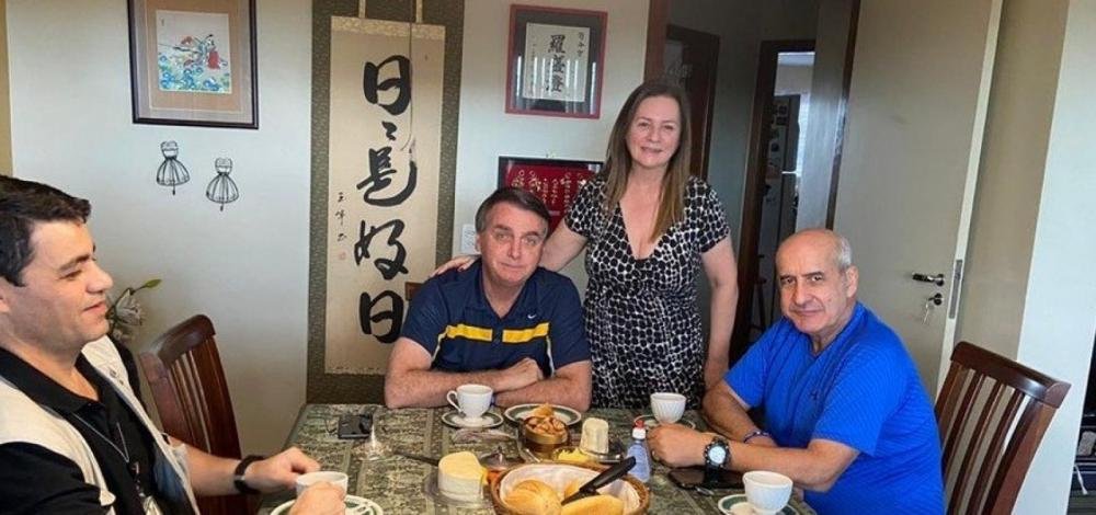 Bolsonaro passeia por Brasília na noite de sábado e provoca aglomeração