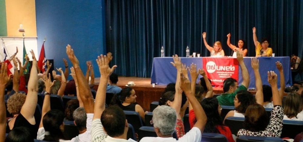 Após assembleia, professores da Uneb decidem manter greve