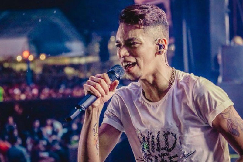 Devinho Novaes é indiciado por lesão corporal em caso contra ex-namorada