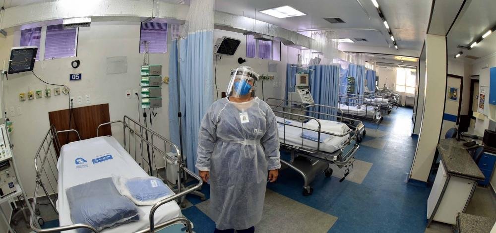 Brasil atrasa registro de boletim em dia de recorde diário: 32.548 mortes por coronavírus