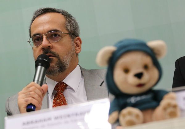 Ministro da Educação entrega depoimento escrito à Polícia Federal