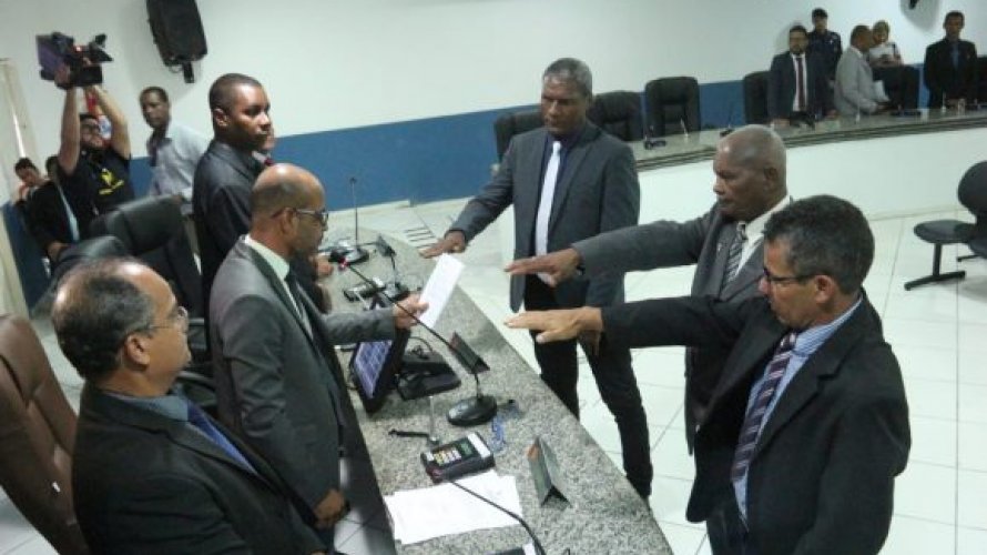 Ilhéus: suplentes tomam posse após prisão e afastamento de vereadores