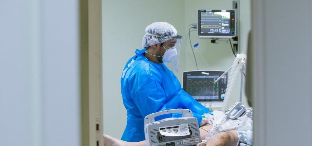 Brasil tem 890 novas mortes por Covid-19 e total passa de 42 mil, diz consórcio da imprensa