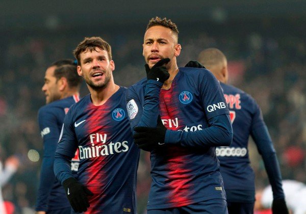 Neymar retorna a Paris e pode ficar em quarentena antes dos treinos