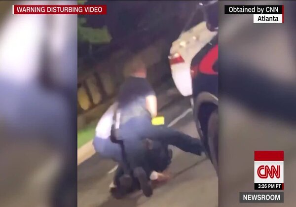 Duas semanas após caso George Floyd, polícia mata outro homem negro nos EUA