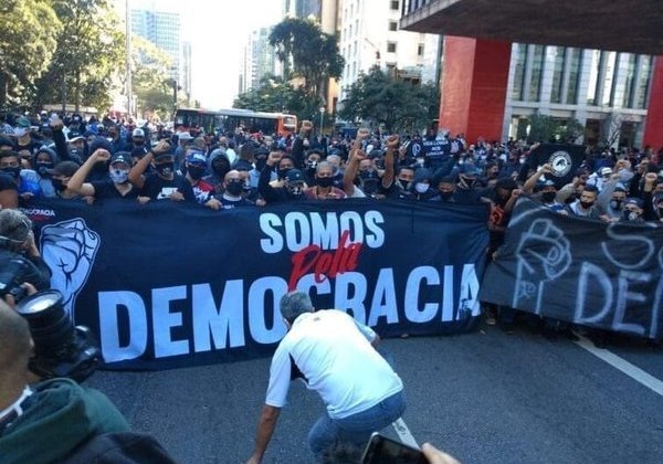 Em caravanas da Bahia, São Paulo e Goiás, torcidas vão a Brasília pedir impeachment de Bolsonaro