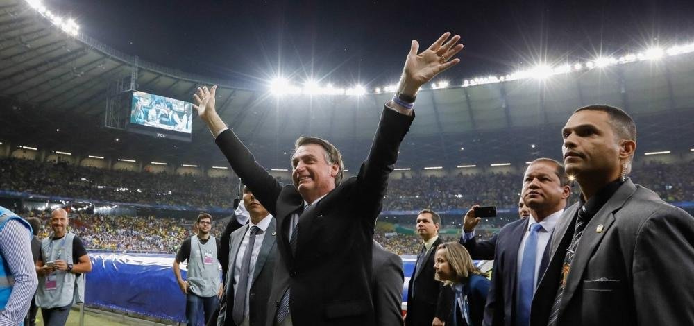 Bolsonaro muda regra de direito de transmissões de futebol; Bellintani elogia