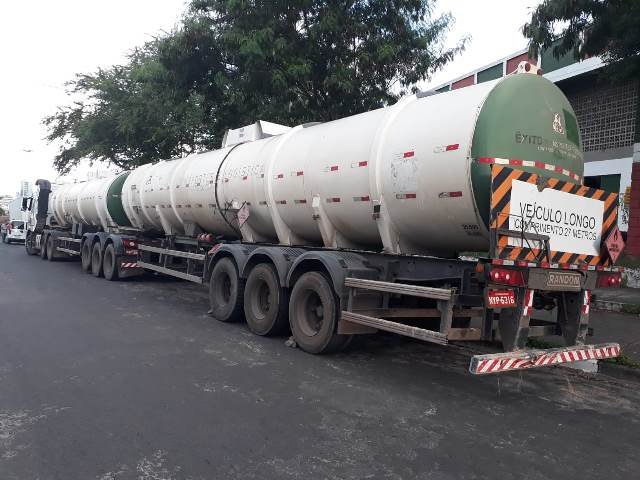 Decarga recupera carreta com cerca de 15 mil litros de combustível