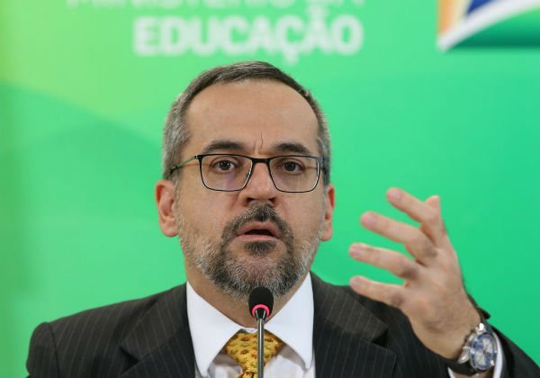 Weintraub pode ser deportado caso tenha usado passaporte diplomático