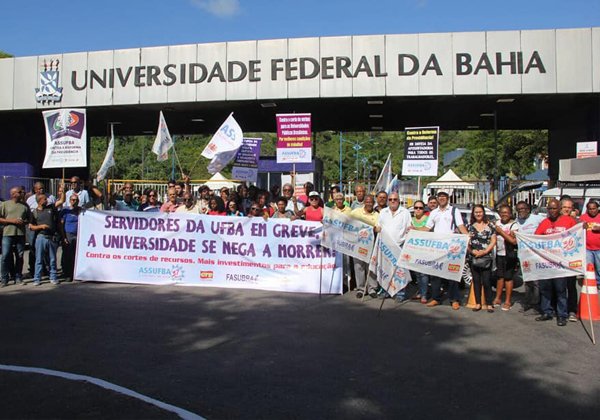 Após protestos, governo decide repor 21% da verba cortada na educação