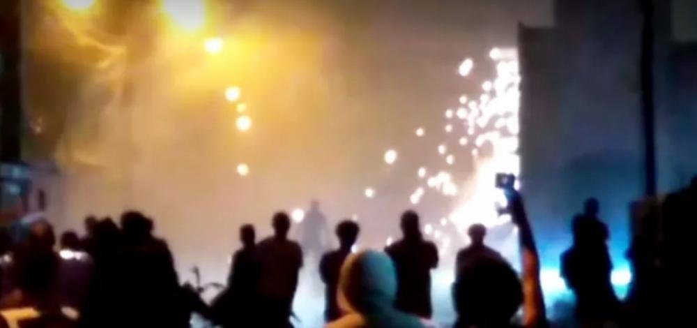 Em plena pandemia, moradores de Cruz das Almas se aglomeram para soltar espadas