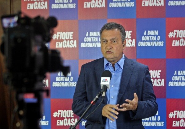 ‘Ainda é cedo’, declara Rui Costa sobre possível realização do réveillon