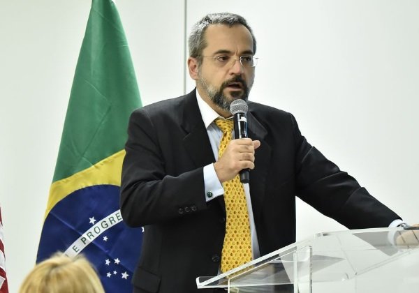 Após fala de Rui Costa, Weintraub diz ser contra mensalidade em universidade