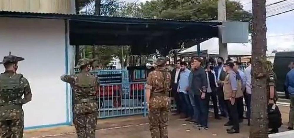 Bolsonaro realiza viagem fora da agenda e provoca aglomeração em Minas Gerais