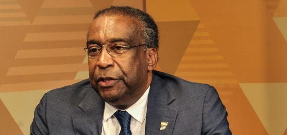 Após revelações de fraudes, governo adia posse de ministro da Educação 