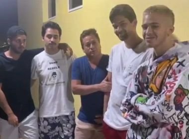 Carro com filhos e sobrinho de Leonardo capota e cai no rio em Goiás