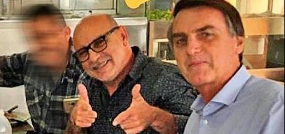 Polícia encontra caderno de mulher de Queiroz com contatos de Bolsonaro e Flávio