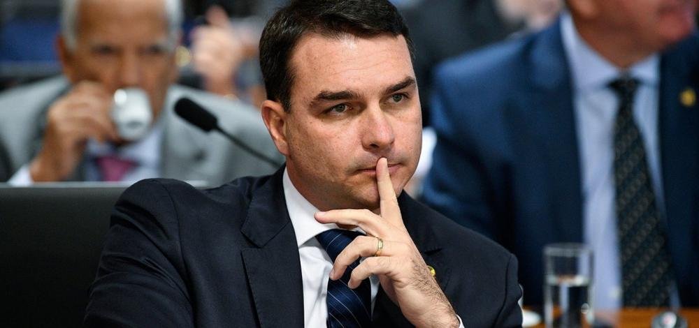 MP intima Flávio Bolsonaro e esposa a depor sobre caso das rachadinhas na Alerj