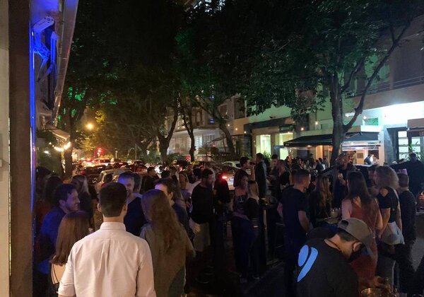 Primeira noite de reabertura de bares no Rio tem aglomeração e clientes sem máscaras