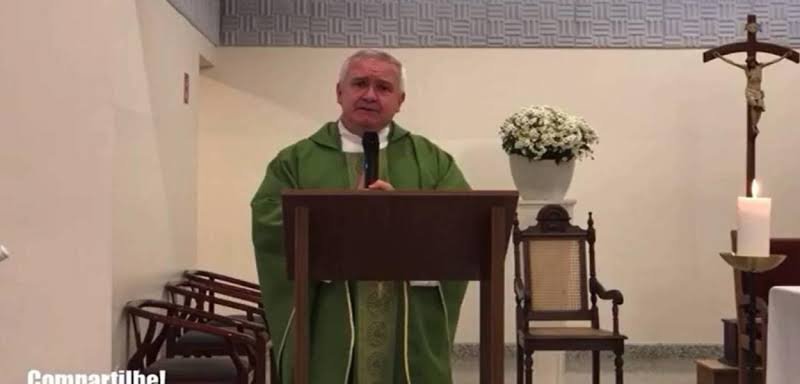 Padre diz que Bolsonaro é bandido e que eleitores devem confessar pecado; veja
