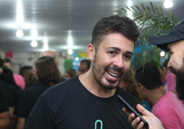Carlinhos Maia desativa redes sociais após briga com Whindersson Nunes