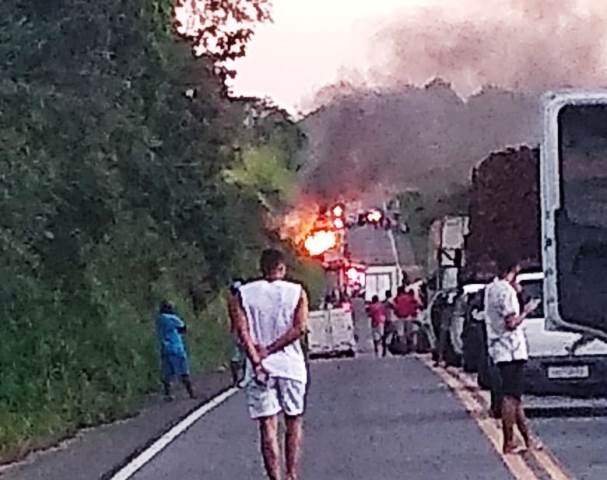 Três pessoas morrem carbonizadas após acidente na BR-101 em Conceição da Feira