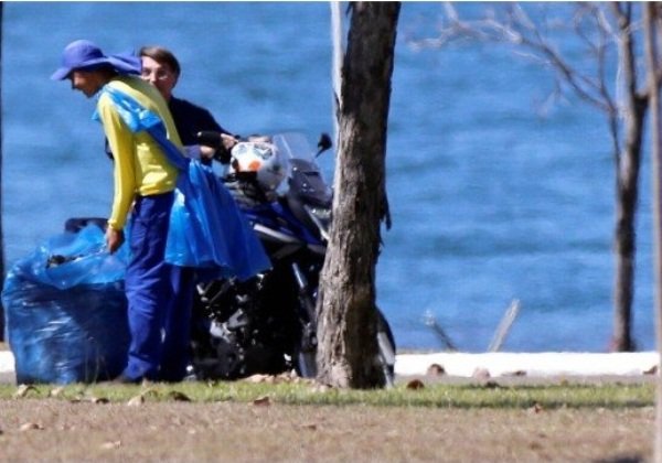 Infectado e sem máscara, Bolsonaro passeia de moto e conversa com garis perto do Alvorada