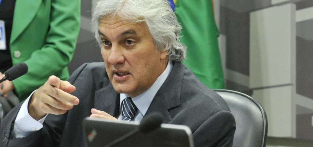 Com dengue e Covid-19, Delcídio do Amaral é internado