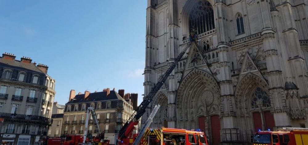 Voluntário confessa ser autor do incêndio da catedral francesa de Nantes