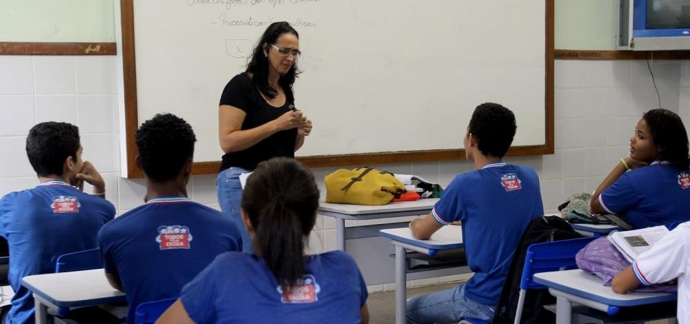 Governo inicia readequações em escolas para volta às aulas; professores são contra retorno