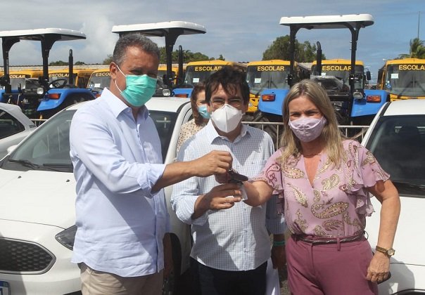 Rui entrega veículos para 120 prefeituras; investimento supera R$13 milhões